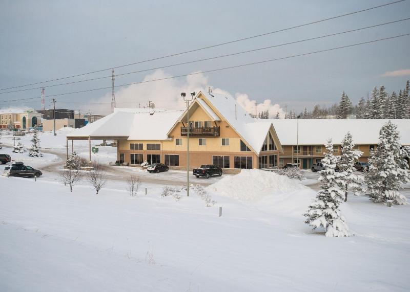 Lakeview Inn & Suites Hinton image