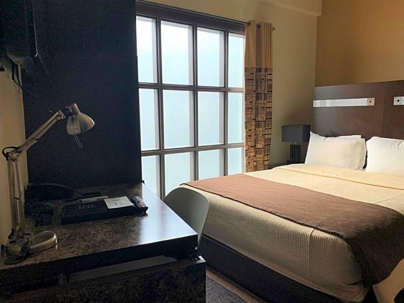 Lakeview Inn & Suites Hinton image