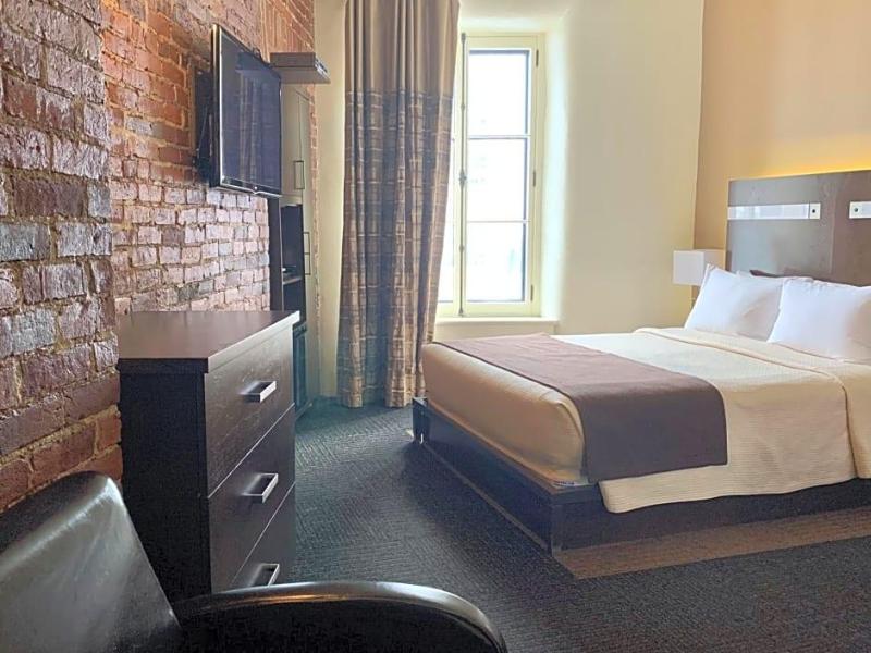Lakeview Inn & Suites Hinton image