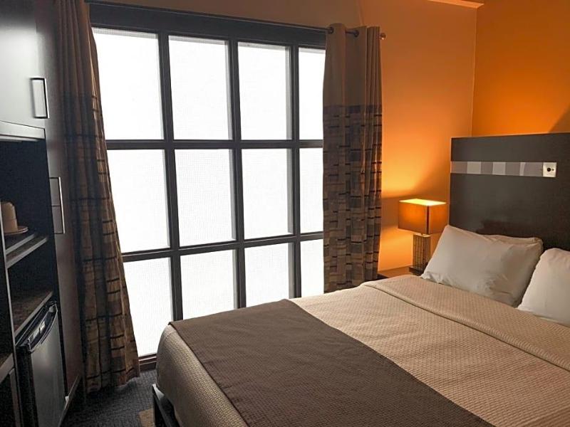 Lakeview Inn & Suites Hinton image