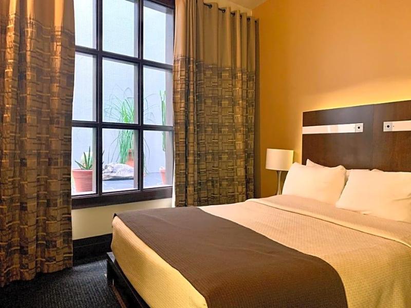 Lakeview Inn & Suites Hinton image