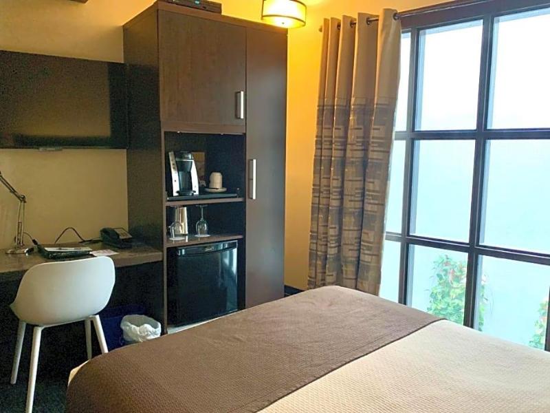 Lakeview Inn & Suites Hinton image