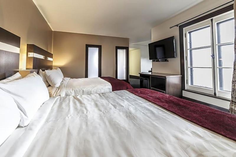 Lakeview Inn & Suites Hinton image