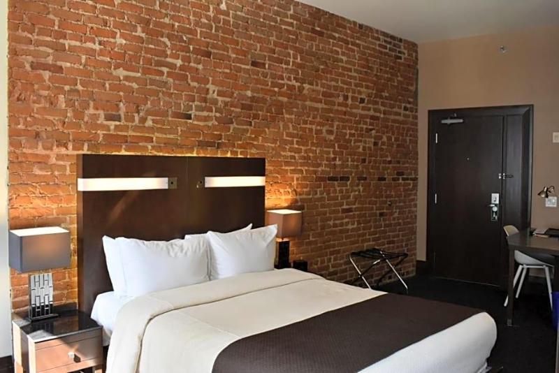 Lakeview Inn & Suites Hinton image