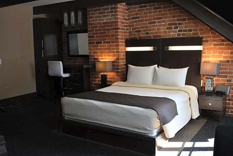Lakeview Inn & Suites Hinton image