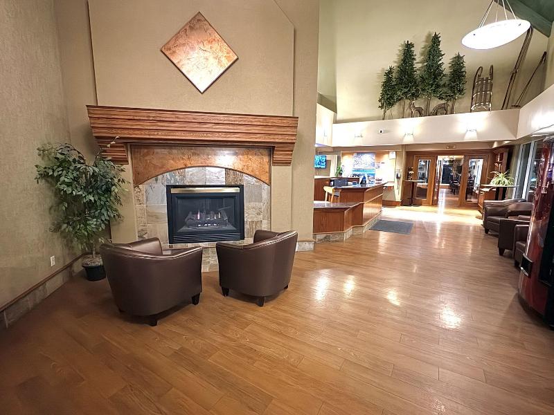 Lakeview Inn & Suites Hinton image