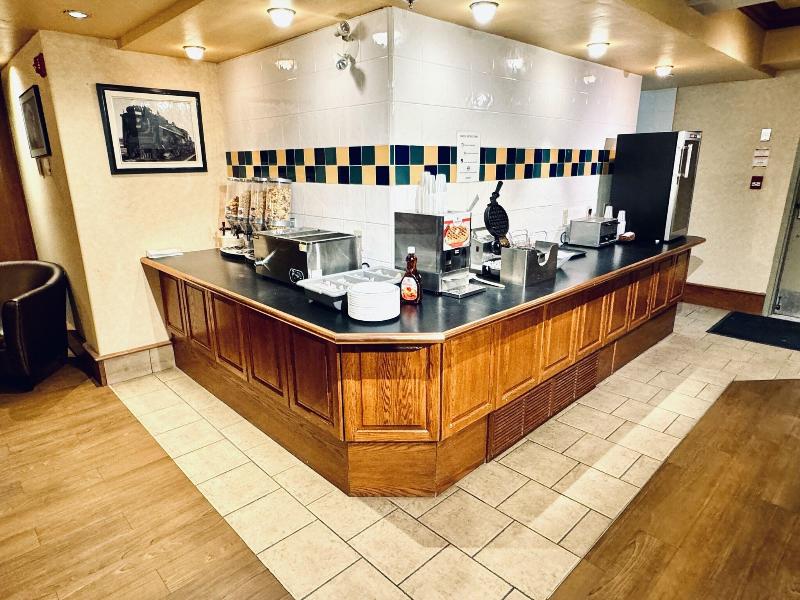 Lakeview Inn & Suites Hinton image
