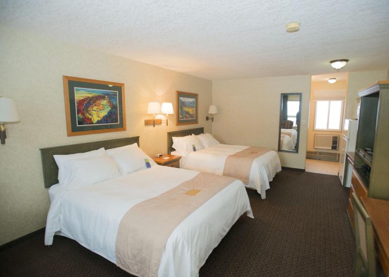 Lakeview Inn & Suites Hinton image