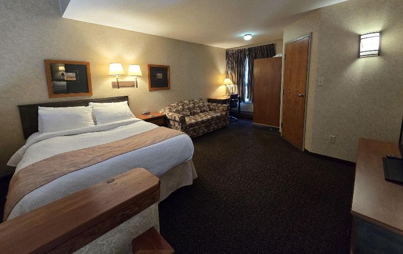 Lakeview Inn & Suites Hinton image