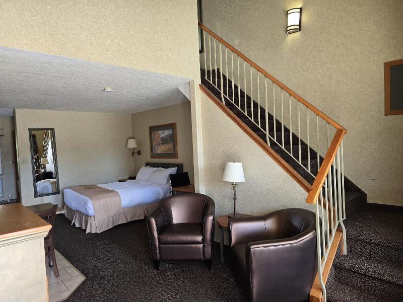 Lakeview Inn & Suites Hinton image