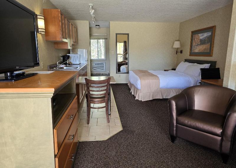 Lakeview Inn & Suites Hinton image