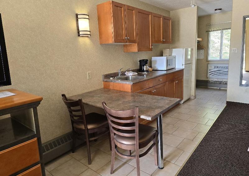 Lakeview Inn & Suites Hinton image