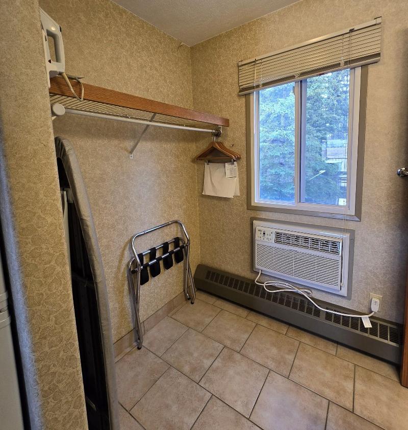 Lakeview Inn & Suites Hinton image