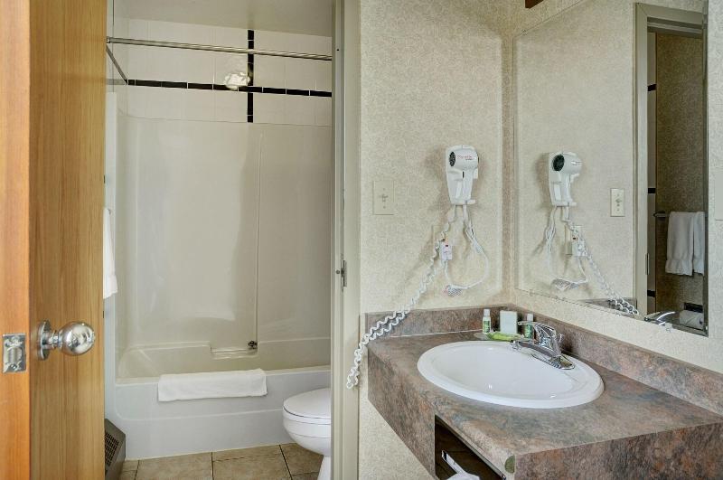 Lakeview Inn & Suites Hinton image
