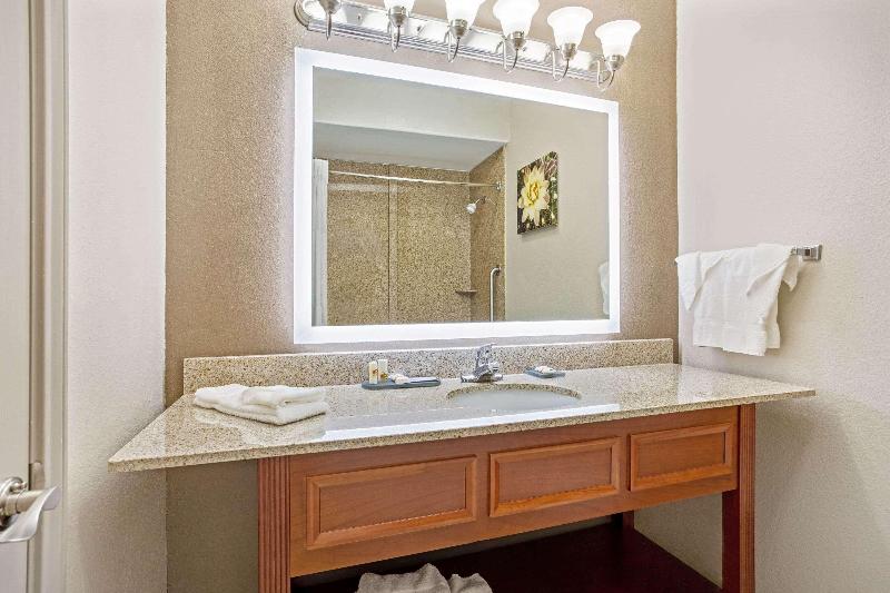 La Quinta Inn & Suites Fairfield Tx image