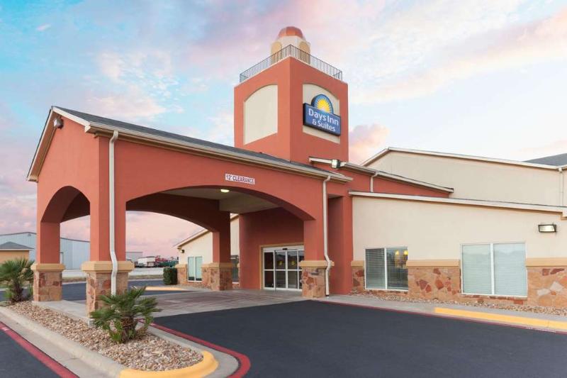 Days Inn & Suites by Wyndham Groesbeck image 7