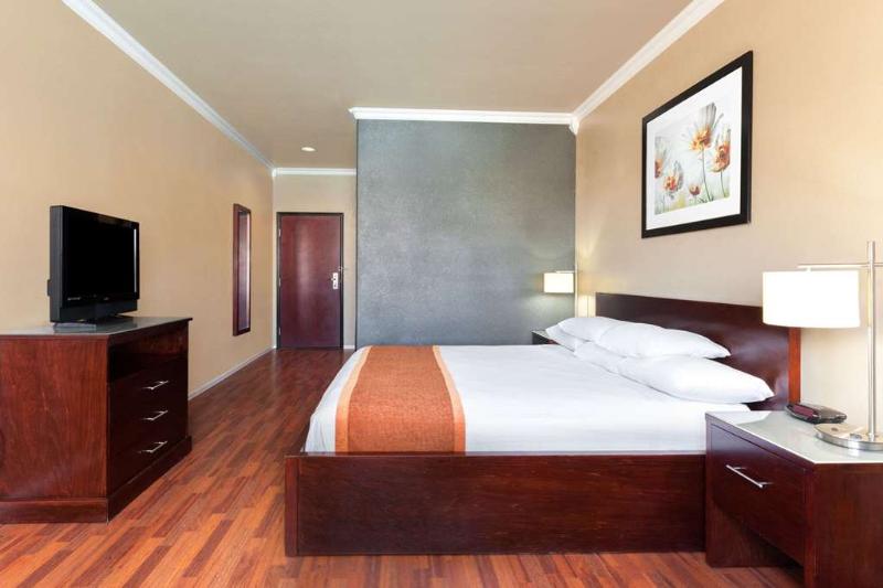 Days Inn & Suites by Wyndham Groesbeck image