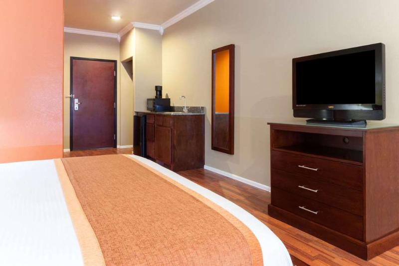 Days Inn & Suites by Wyndham Groesbeck image