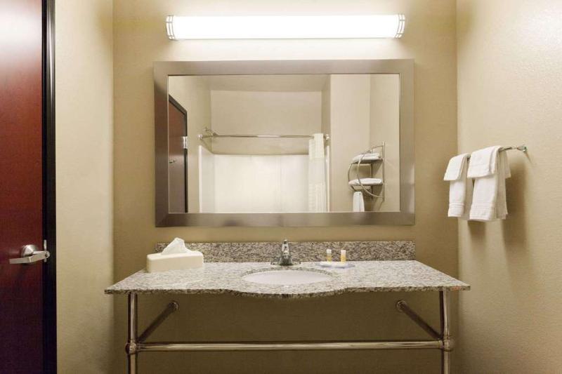 Days Inn & Suites by Wyndham Groesbeck image