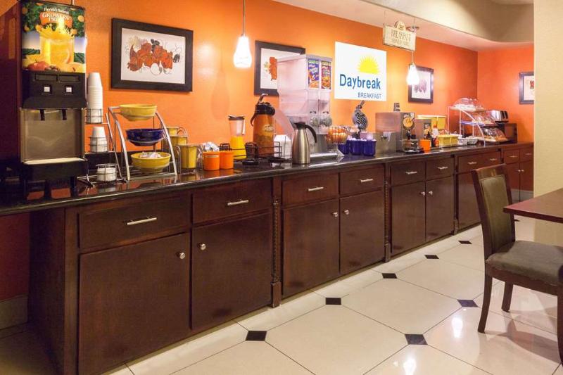 Days Inn & Suites by Wyndham Groesbeck image