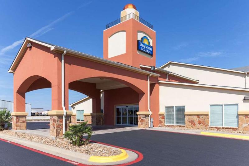 Days Inn & Suites by Wyndham Groesbeck image