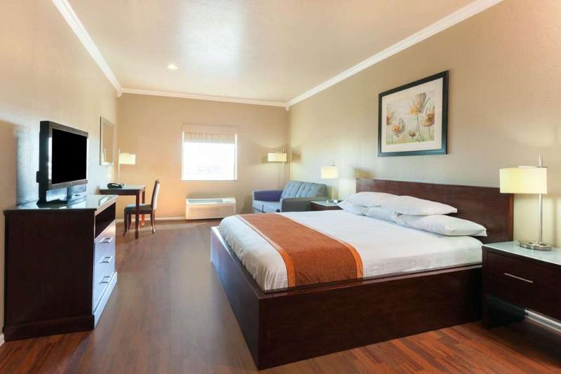 Days Inn & Suites by Wyndham Groesbeck image 8
