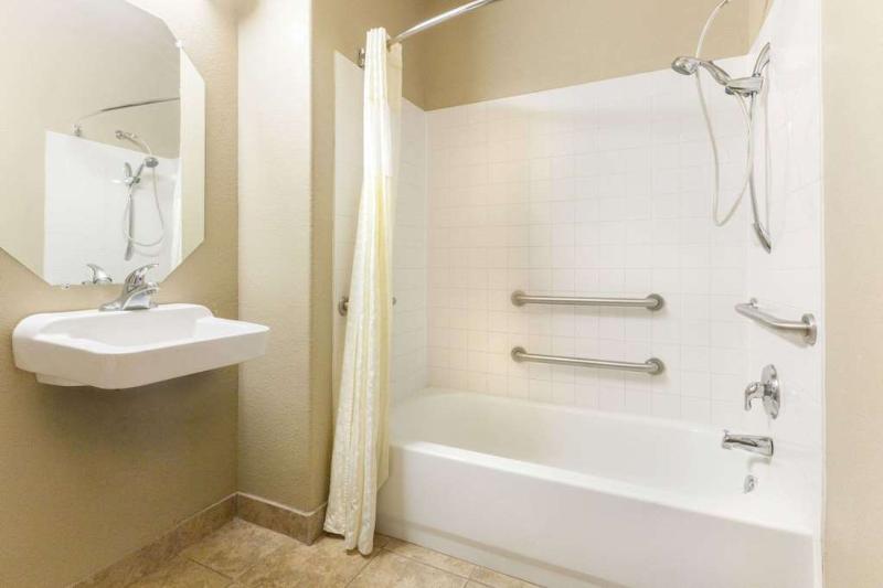Days Inn & Suites by Wyndham Groesbeck image