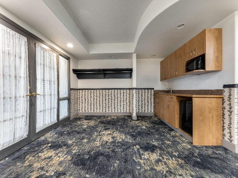 Days Inn & Suites by Wyndham Thunder Bay image