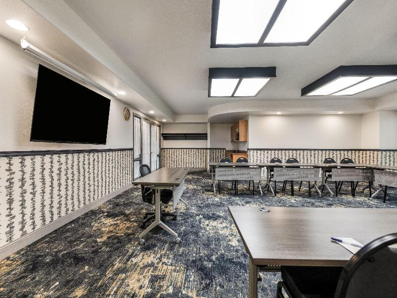 Days Inn & Suites by Wyndham Thunder Bay image