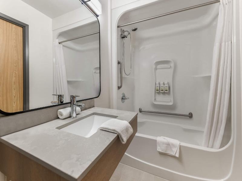 Days Inn & Suites by Wyndham Thunder Bay image