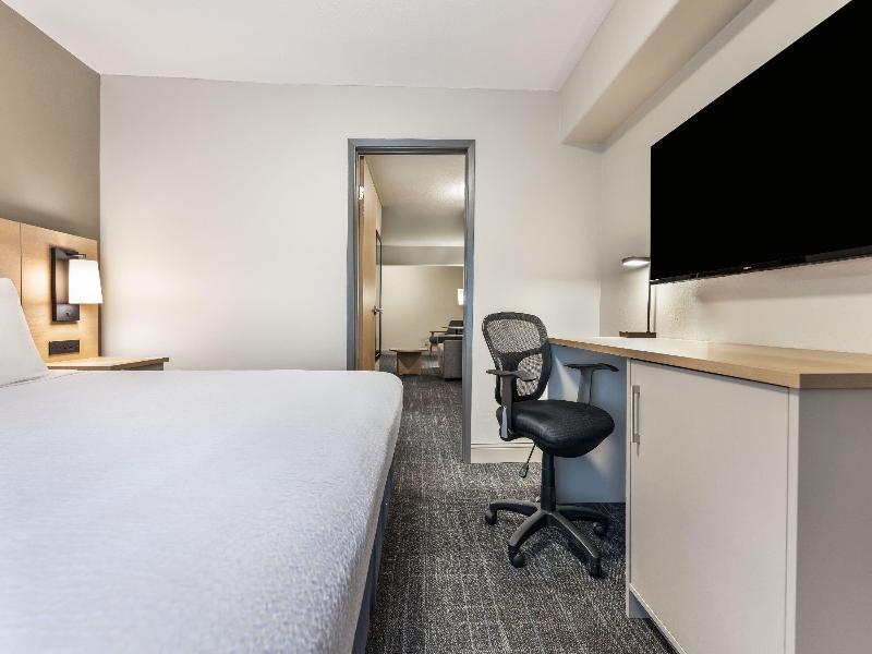 Days Inn & Suites by Wyndham Thunder Bay image