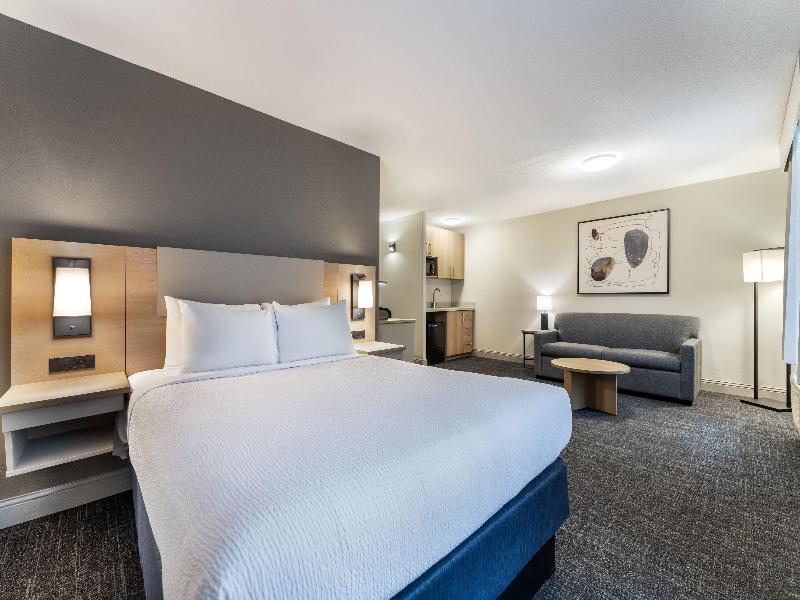 Days Inn & Suites by Wyndham Thunder Bay image