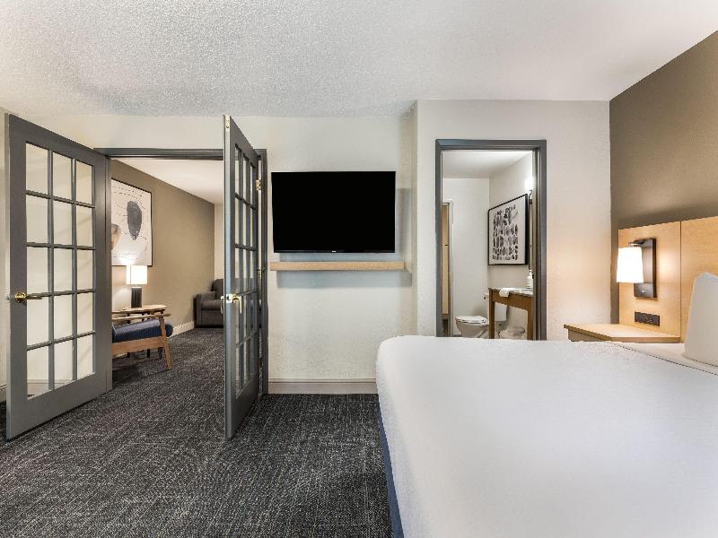 Days Inn & Suites by Wyndham Thunder Bay image