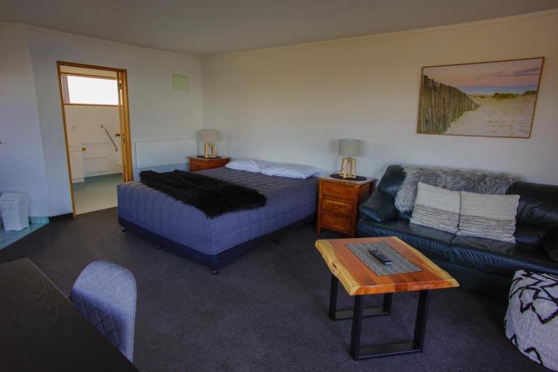 Nugget View & Kaka Point Motels image