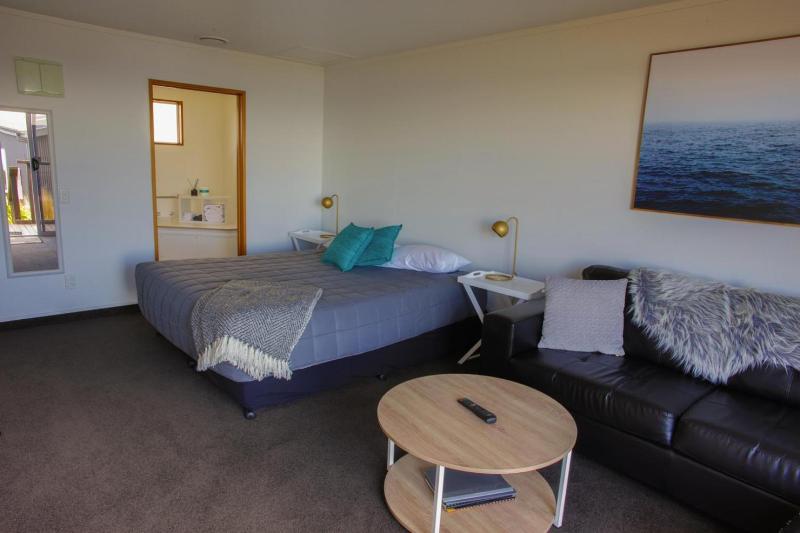 Nugget View & Kaka Point Motels image