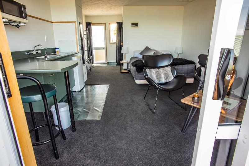 Nugget View & Kaka Point Motels image