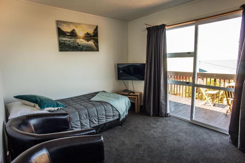 Nugget View & Kaka Point Motels image