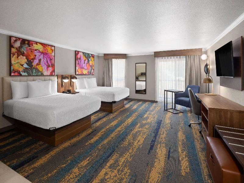 La Quinta Inn & Suites By Wyndham Yakima Downtown image