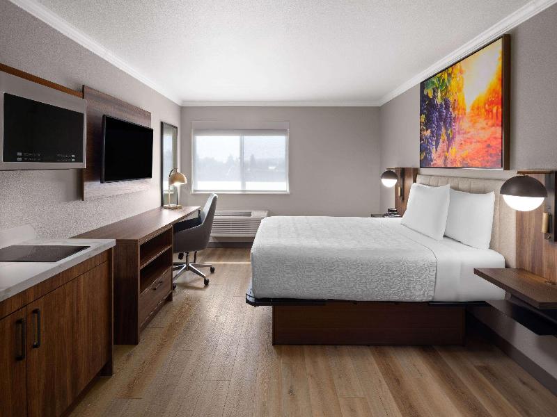 La Quinta Inn & Suites By Wyndham Yakima Downtown image