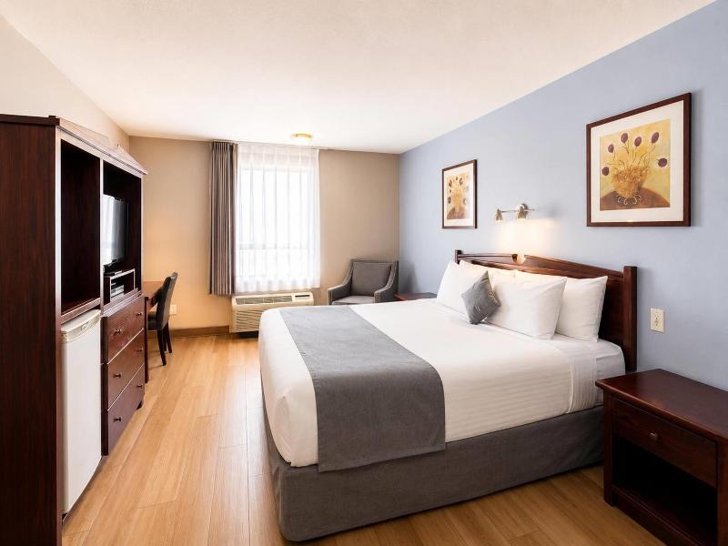Super 8 By Wyndham Lake Country/Winfield Area image