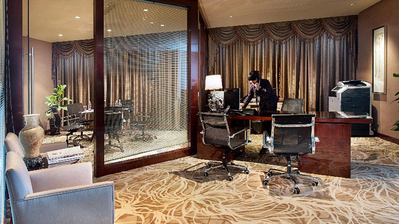 Crowne Plaza Zhenjiang image