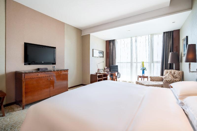 Crowne Plaza Zhenjiang image