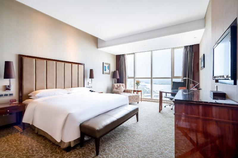 Crowne Plaza Zhenjiang image