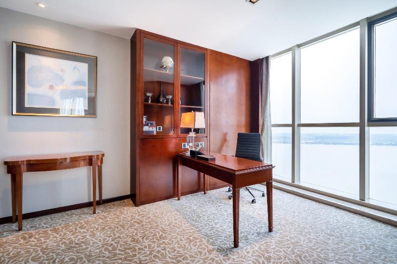 Crowne Plaza Zhenjiang image