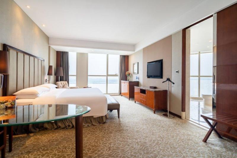 Crowne Plaza Zhenjiang image