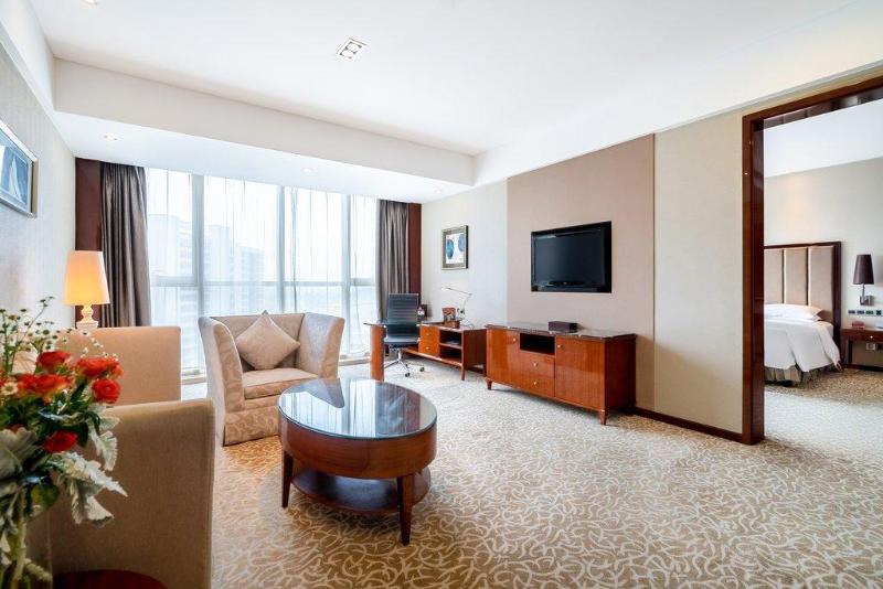 Crowne Plaza Zhenjiang image