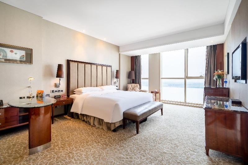 Crowne Plaza Zhenjiang image