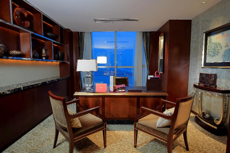 Crowne Plaza Zhenjiang image