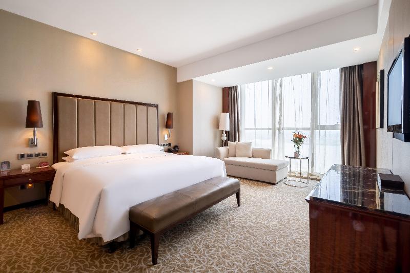 Crowne Plaza Zhenjiang image