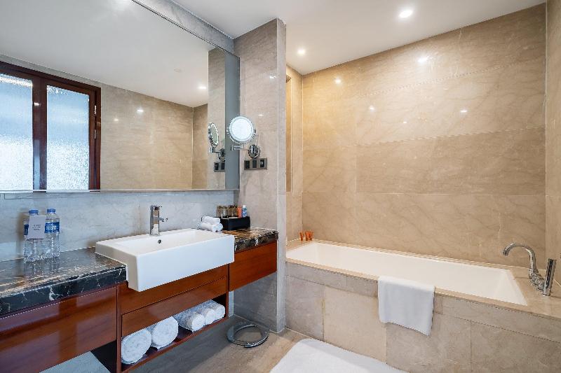 Crowne Plaza Zhenjiang image
